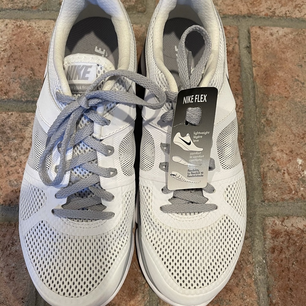 Nike Women’s Flex White Tennis Shoe, size 7